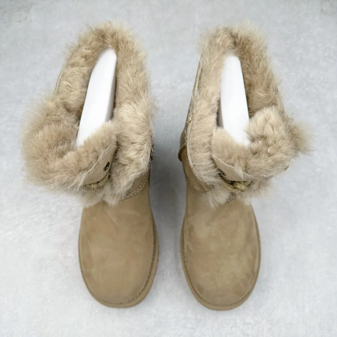 Pick up locally 💰600 UGG 1696 goddess style autumn and winter sheepskin and fur integrated snow boots. All shoes are made from the same factory as ZP. Longfeng A-grade Australian imported sheepskin and fur integrated women's boots. Brand OEM production line. Fully follow the ZP process. OEM original pattern maker. Adhering to the principle of no original shoes and no development selection. Pay attention to every detail. The most authentic version on the market TREADLITE "Light Wing" technology outsole Lightweight/durable/flexible/pile size: 35 36 37 38 39 40 Coding: by3936010